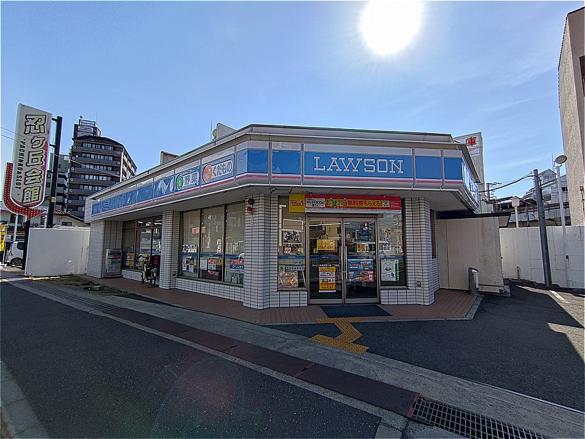 コンビニ　ローソン四條畷岡山東二丁目店（コンビニ）まで879m