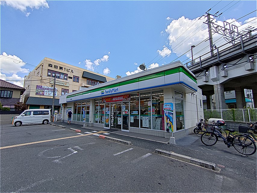 コンビニ　ファミリーマート忍ヶ丘駅前店（コンビニ）まで1029m