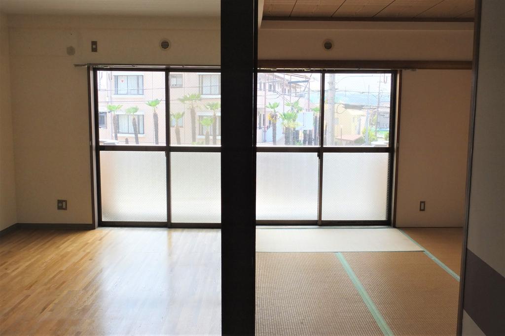 居室・リビング　6帖の和室と洋室。明るいお部屋。