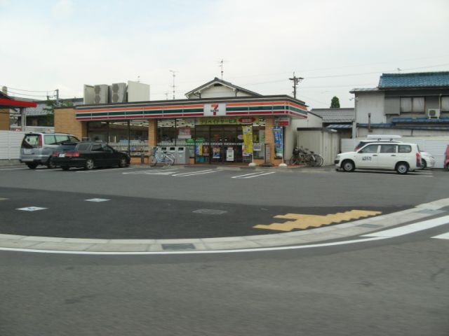【サンヴィエール神山のコンビニ】