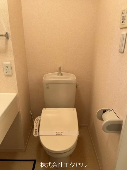 トイレ　温水洗浄便座です。