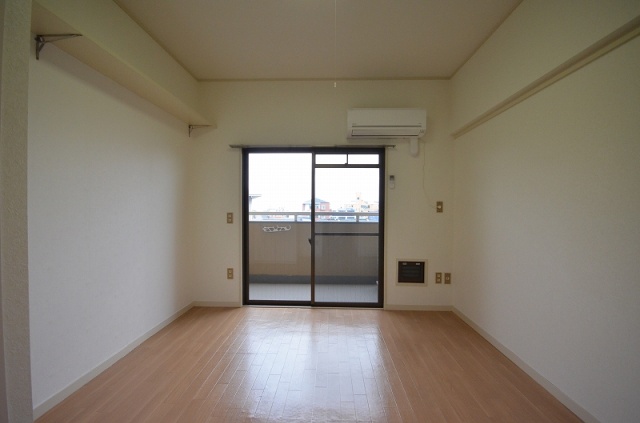 居室・リビング　同物件別号室です。