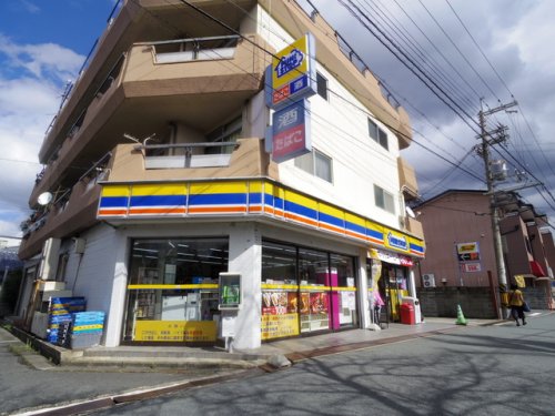 コンビニ　ミニストップ 真菅オカモト酒店（コンビニ）まで461m