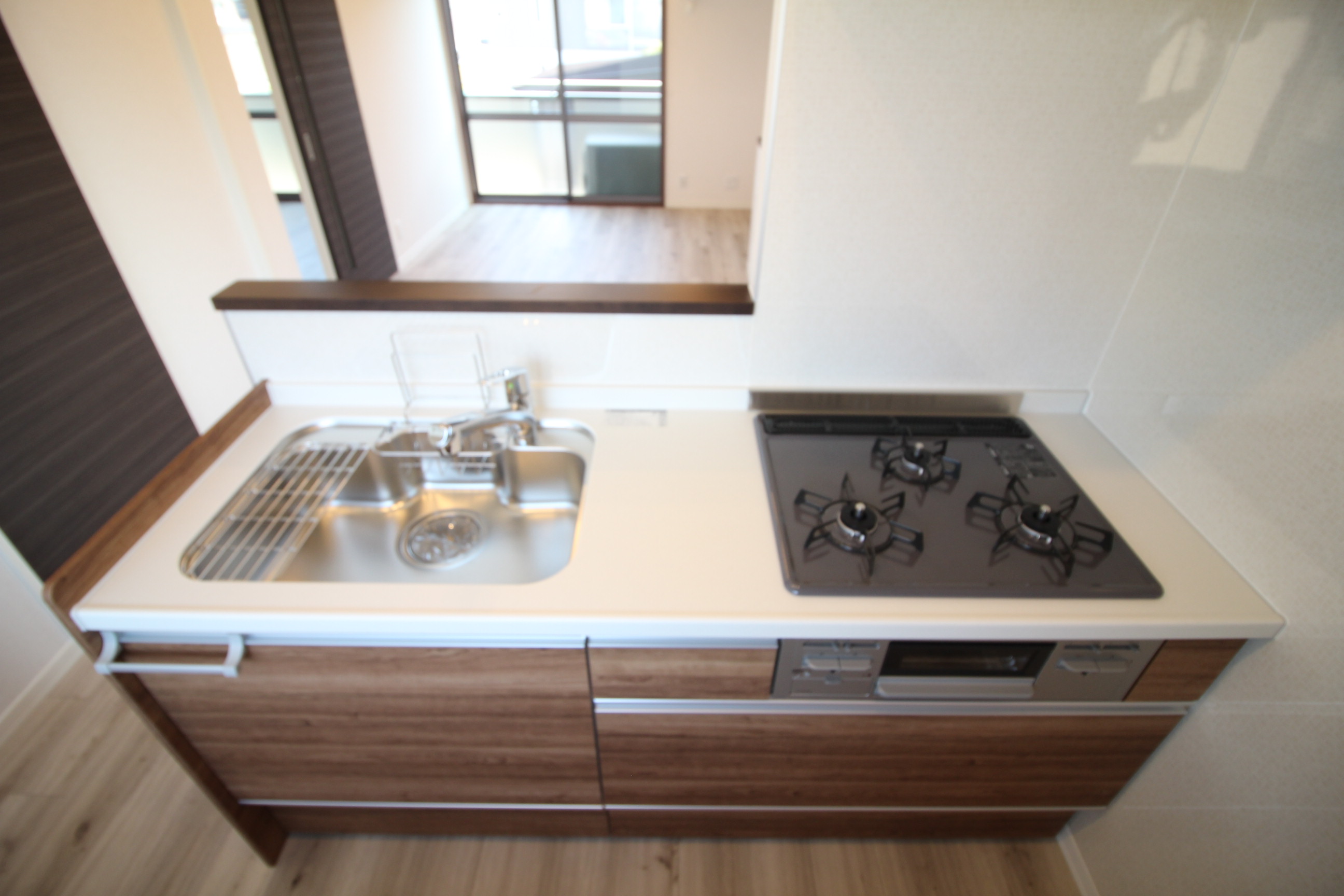 キッチン　３口コンロで同時調理可能！