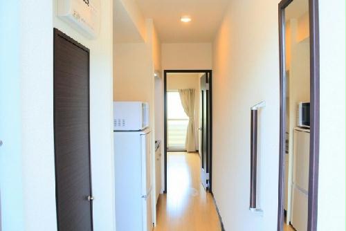 玄関　人感センサーライトで明るくお出迎え♪