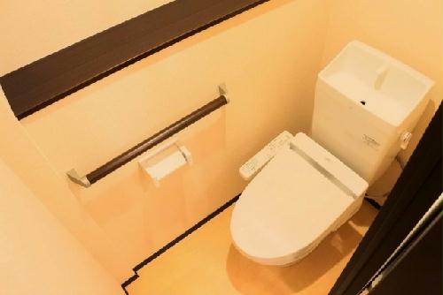 トイレ　温水洗浄便座付です♪