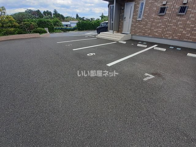 【エターナルＢ棟の駐車場】