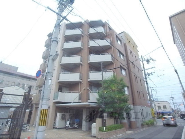 京都市北区小山西上総町のマンションの建物外観