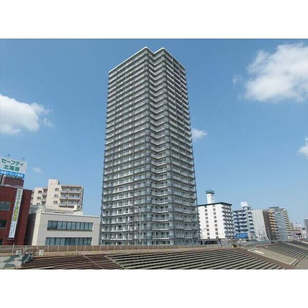 【札幌市中央区南九条西のマンションの建物外観】