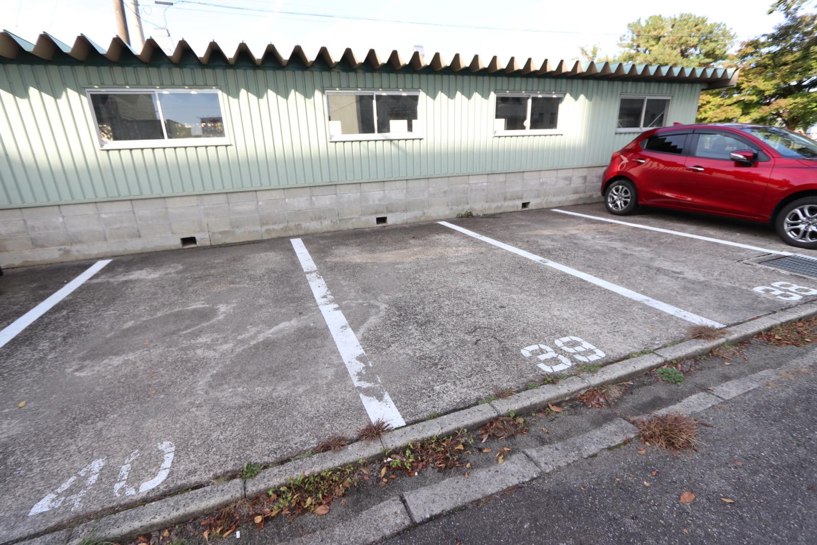 【大仙市飯田のマンションの駐車場】