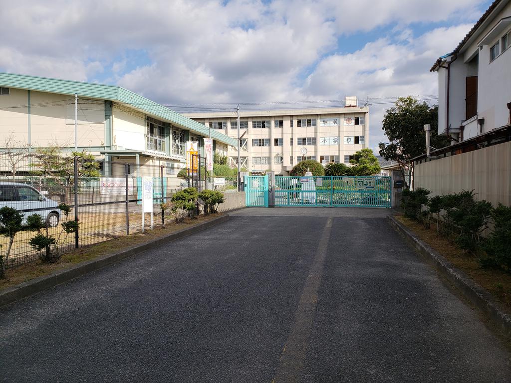 小学校　寝屋川市立堀溝小学校（小学校）まで677m