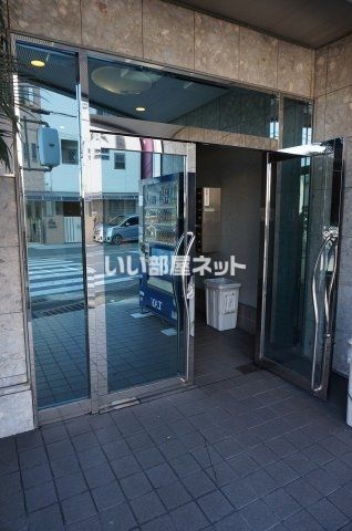 【大東市新田西町のマンションのエントランス】