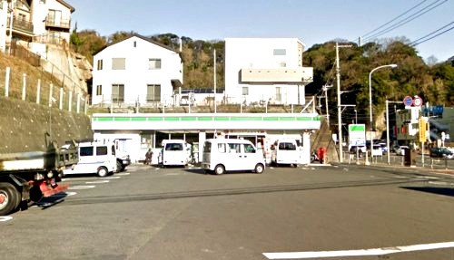 コンビニ　ファミリーマート湘南港が丘店（コンビニ）まで972m