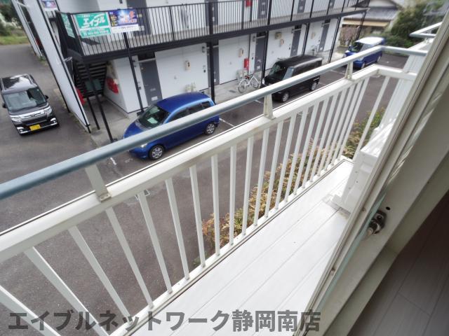 【静岡市駿河区大谷のアパートのバルコニー】