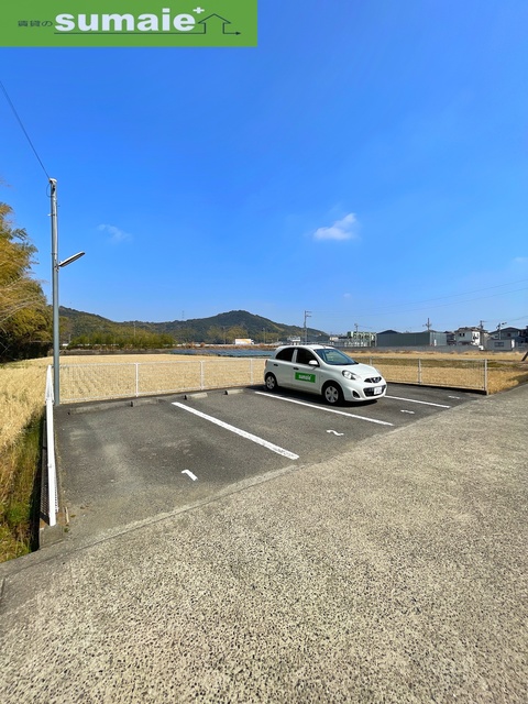 【海南市岡田のアパートの駐車場】