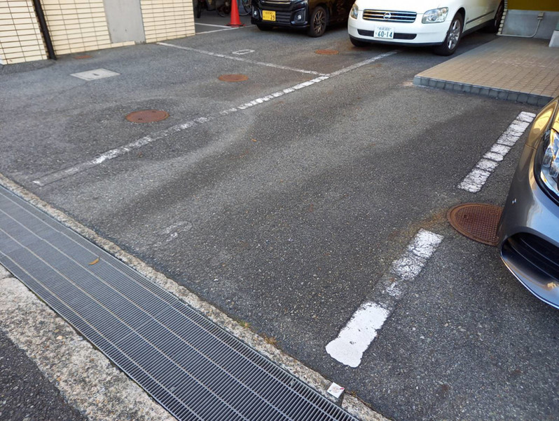 【グレースマンション日飼の駐車場】