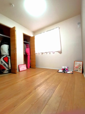 その他　北側の洋間。夫婦でそれぞれに衣類を管理できるダブルWIC！