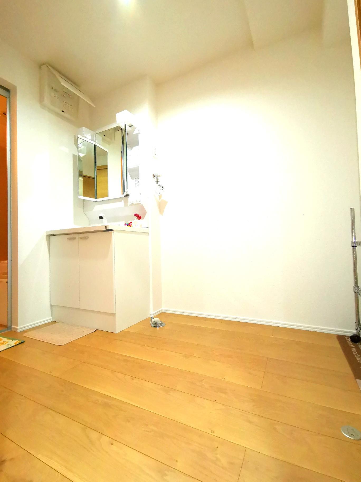 洗面設備　階段下収納スペース(1階のみ)および洗濯機置場あり！広々空間