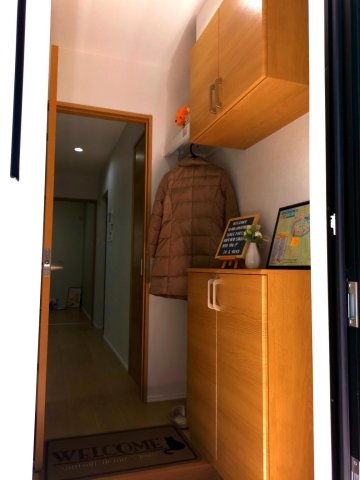 玄関　収納力バッチリの玄関！コート掛け、物置スペースもあります！