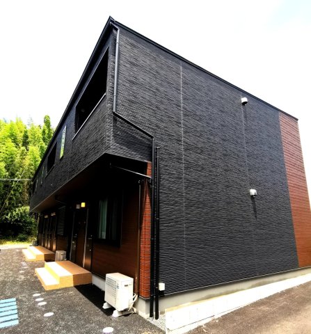 建物外観　防犯シャッター付きで安心！黒と茶色の落ち着いた雰囲気！