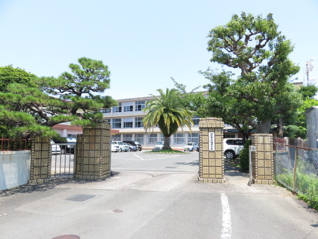 中学校　八幡中学校（中学校）まで221m