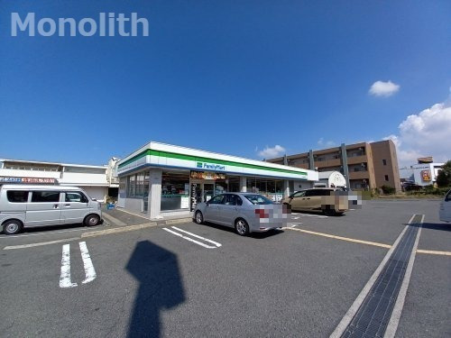 コンビニ　ファミリーマート 堺泉北竹城台店（コンビニ）まで655m