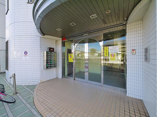 エントランス　オートロック式ですので安心です