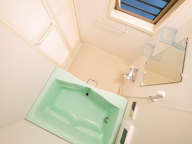 バス・シャワールーム　大きな窓ときれいなグリーンがポイントの浴室です