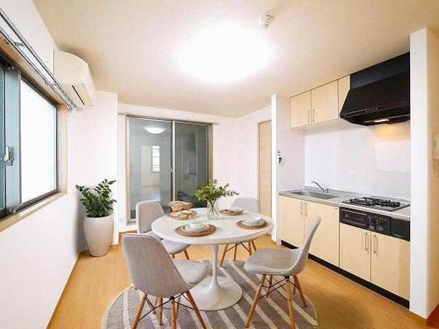 居室・リビング　CGで家具等を配置したもので家具等は含まれません