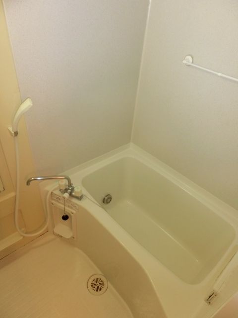 バス・シャワールーム　追い焚き付きのバスルームです