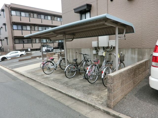 その他共有部分　屋根付きの駐輪場です