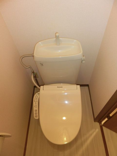 トイレ　温水洗浄付きトイレです