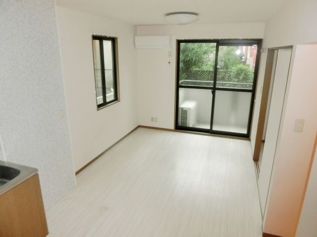 居室・リビング　2面採光で明るいリビングです