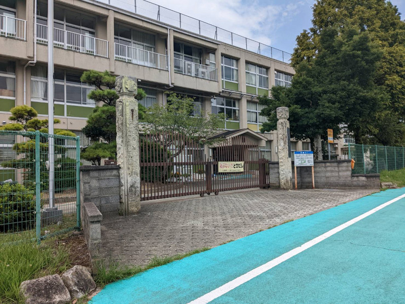 小学校　市場小学校（小学校）まで1432m