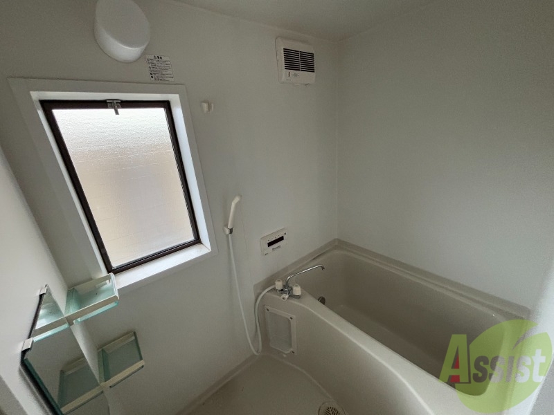 バス・シャワールーム　浴槽はシンプルな造りですが、棚もあります。