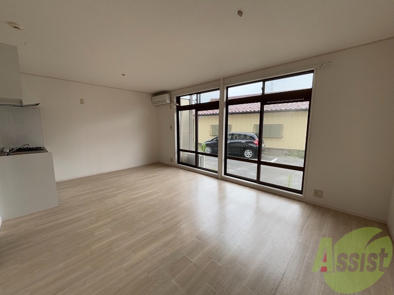 居室・リビング　リビングは１２帖の広さがあり、陽当たりもいいお部屋です。