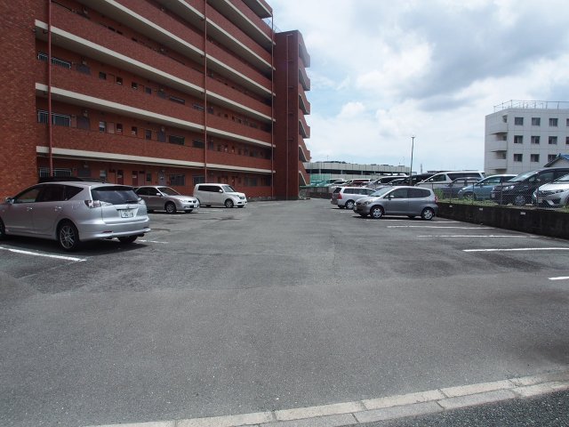 駐車場　駐車場があるので、車を買う予定の方も安心です