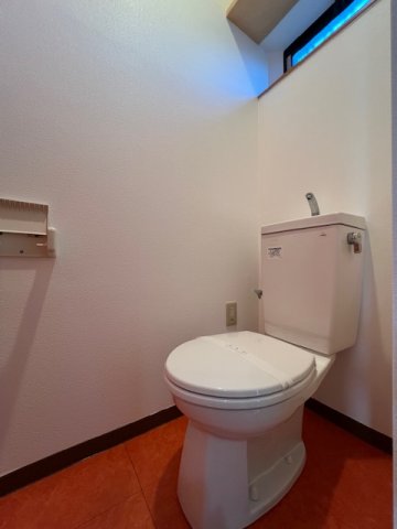 トイレ　小窓のある清潔感あふれる浴室