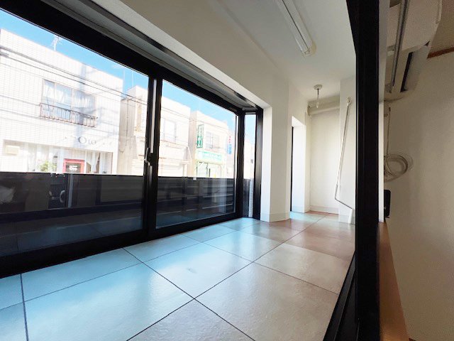 その他設備　床から収納分高くなった洗濯物干し場　外に窓があり屋根付き