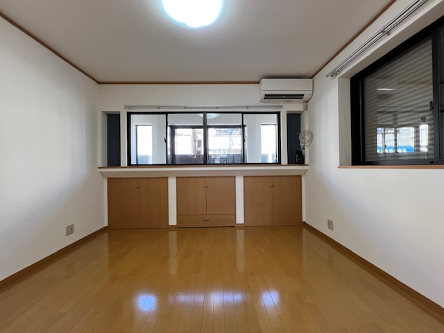 居室・リビング　収納たっぷりの、もちろんエアコン付のお部屋です