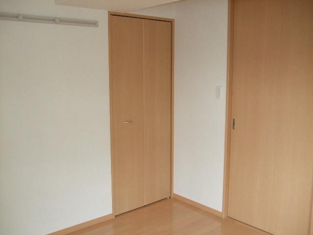 居室・リビング　明るい色合いが優しい雰囲気のフローリング