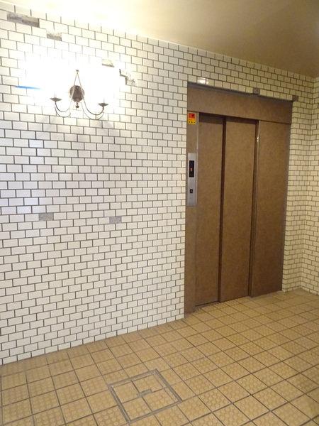 エントランス　エレベーター付き
