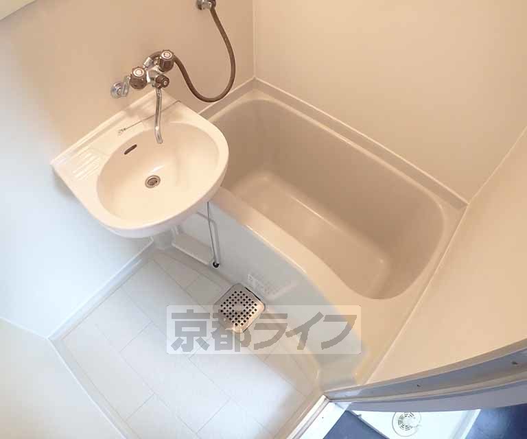 バス・シャワールーム　清潔感のあるお風呂