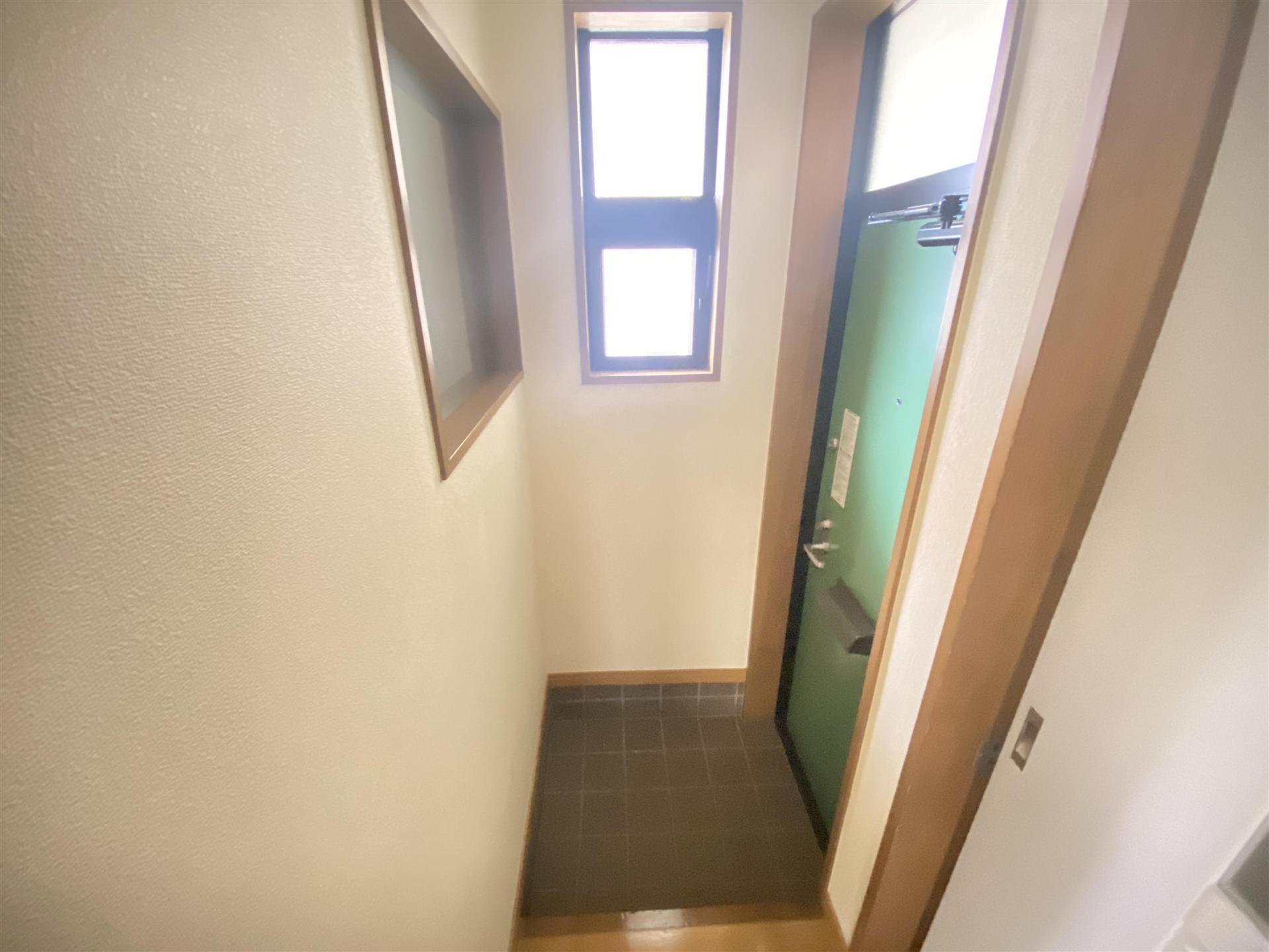 玄関　窓付きで明るい玄関です☆