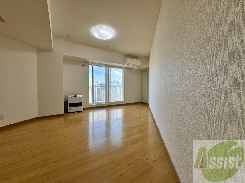 居室・リビング　リビングです。窓が大きくて明るいですね！