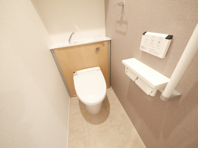 トイレ　★人気の温水洗浄便座付です★