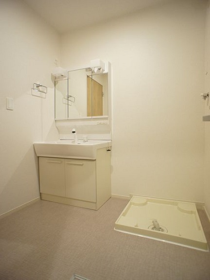 洗面設備　洗髪洗面化粧台と洗濯機置き場があります♪