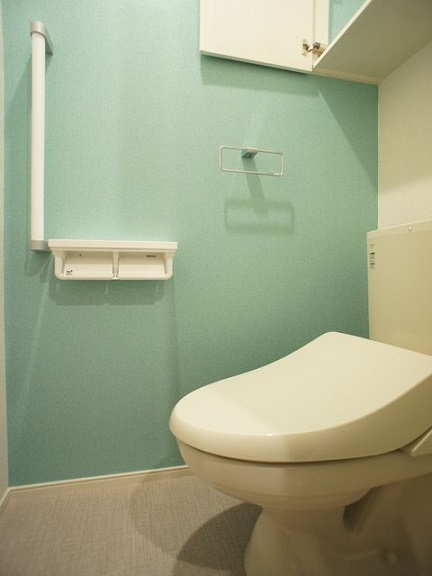 トイレ　温水洗浄暖房便座機能付きです♪
