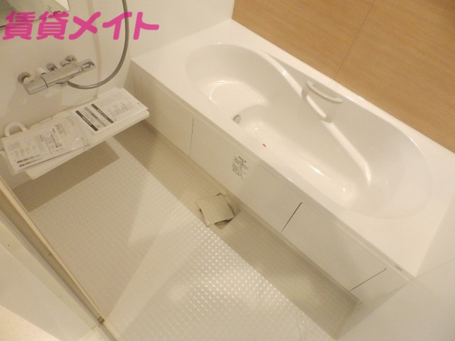 バス・シャワールーム　同型反転写真