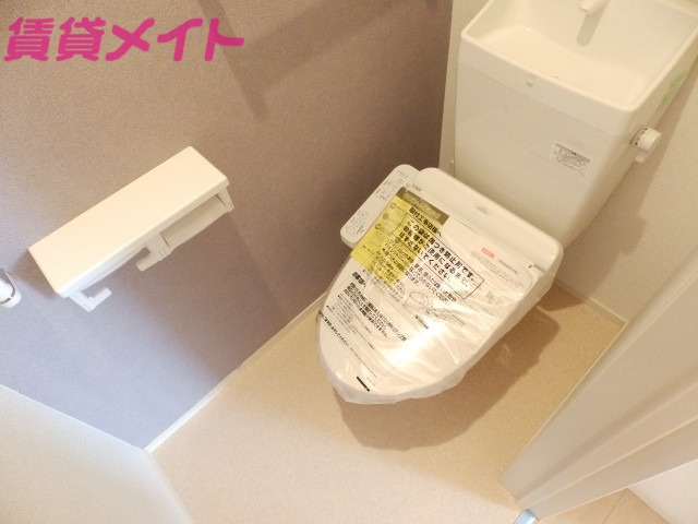 トイレ　同型反転写真トイレ同型部屋写真使用。